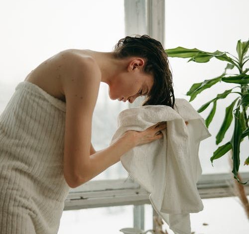 Is Oiling Hair Daily Worth the Beauty Benefits?