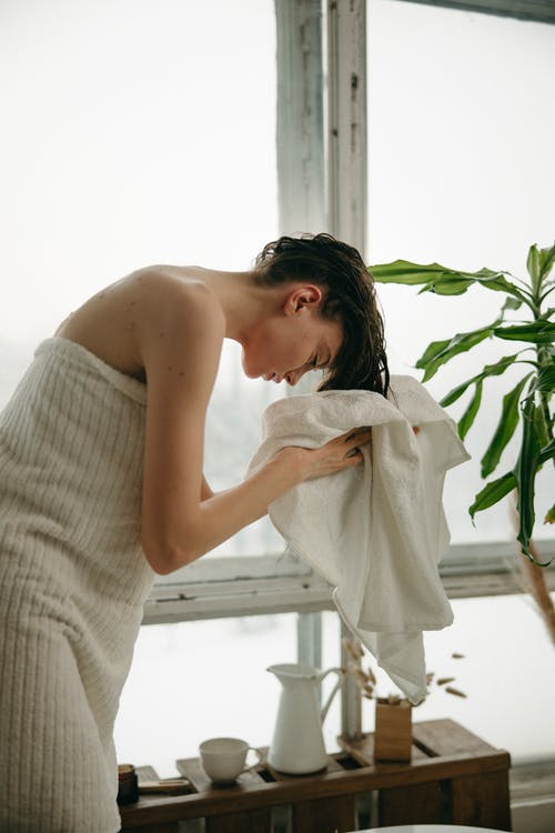 Is Oiling Hair Daily Worth the Beauty Benefits?