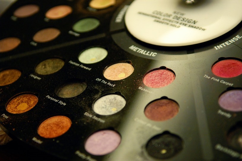 Spring 2018 Makeup Trends Glitter and Glow