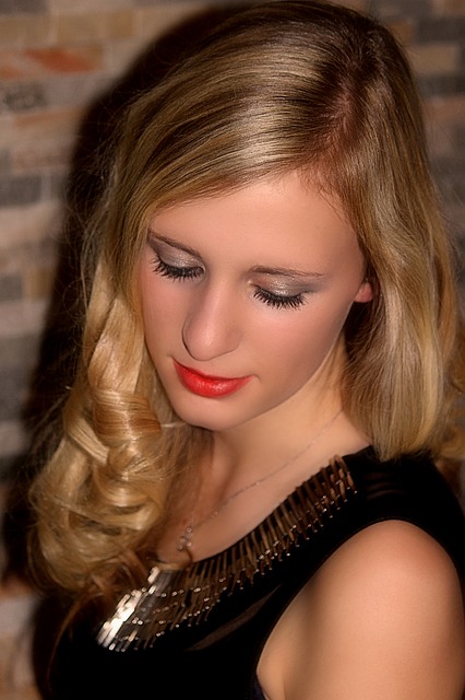 How to Highlight Hair Naturally Without Chemicals