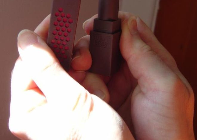 Burt’s Bees Lipsticks Review: Suede Splash and Brimming Berry + Swatches