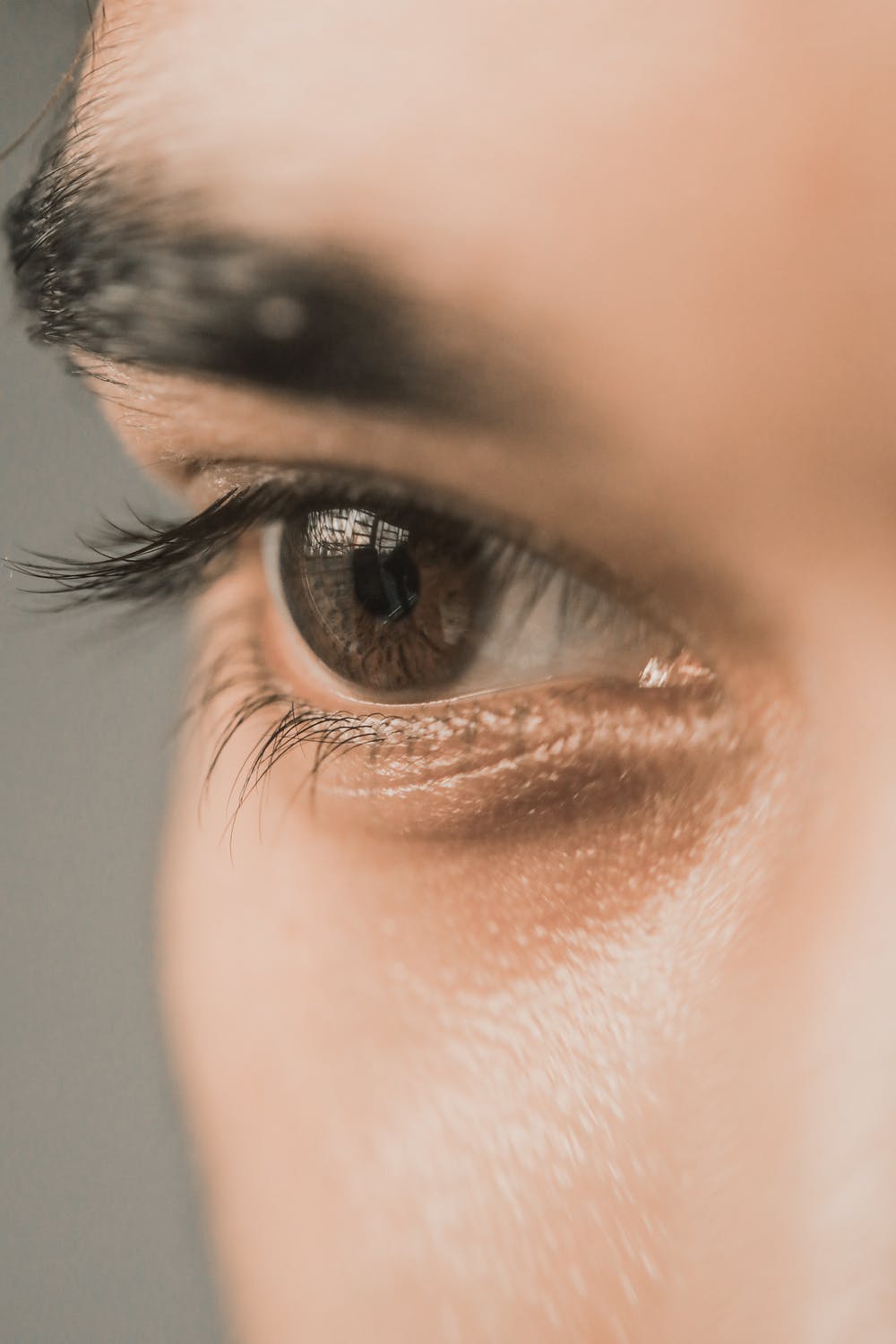 How to Use Castor Oil to Grow Longer Lashes