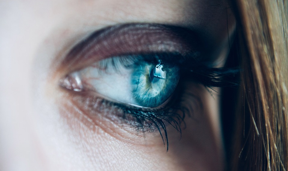 How to Select Eye Creams for Sensitive Eyes